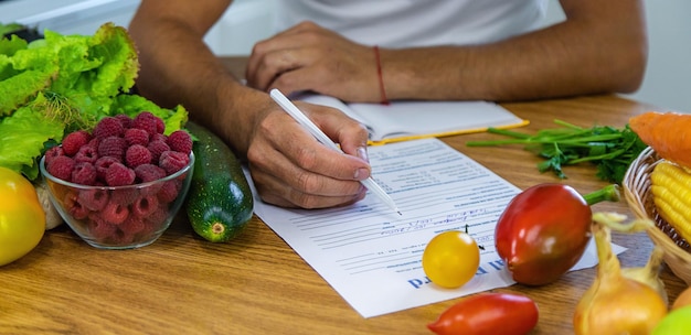 Foto un nutricionista escribe un plan de nutrición enfoque selectivo