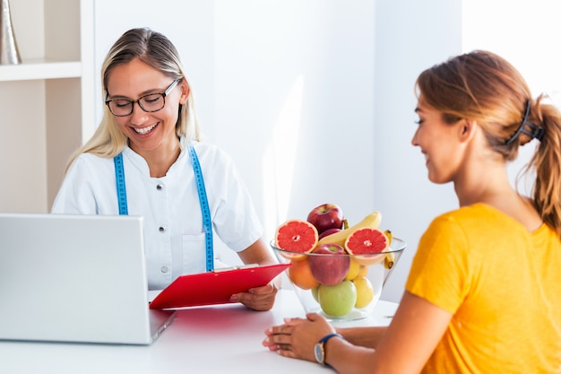 Foto nutricionista femenina dando consulta al paciente