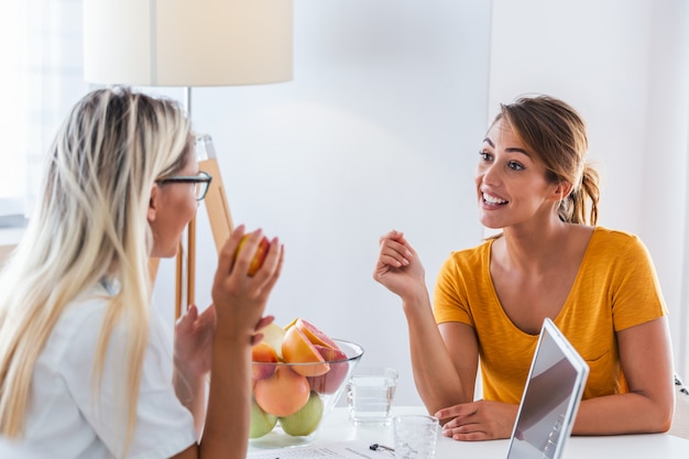 Nutricionista femenina dando consulta al paciente