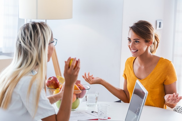 Nutricionista femenina dando consulta al paciente