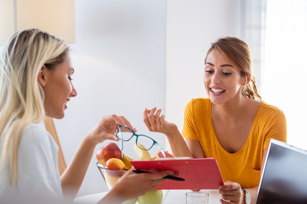 Nutricionista femenina dando consulta al paciente