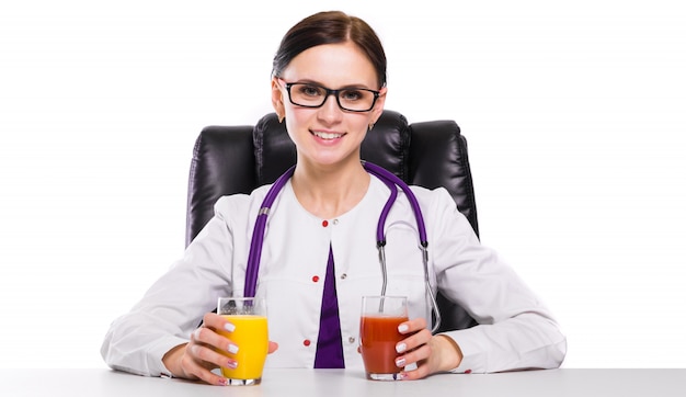 Nutricionista femenina sentada en su lugar de trabajo mostrando