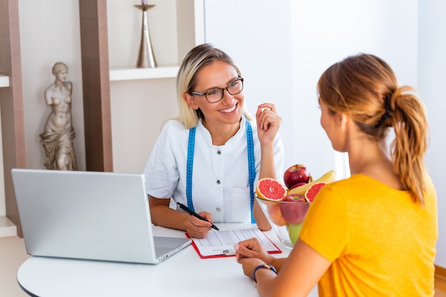 Nutricionista feminina dando consulta ao paciente