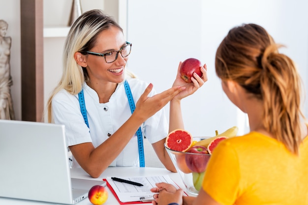 Nutricionista feminina dando consulta ao paciente