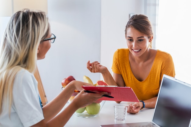 Nutricionista feminina dando consulta ao paciente