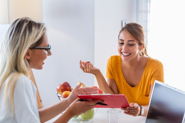 Nutricionista feminina dando consulta ao paciente