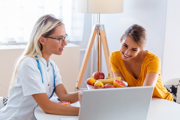 Nutricionista feminina dando consulta ao paciente