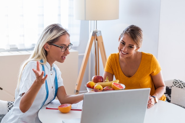 Foto nutricionista feminina dando consulta ao paciente