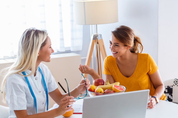 Foto nutricionista feminina dando consulta ao paciente