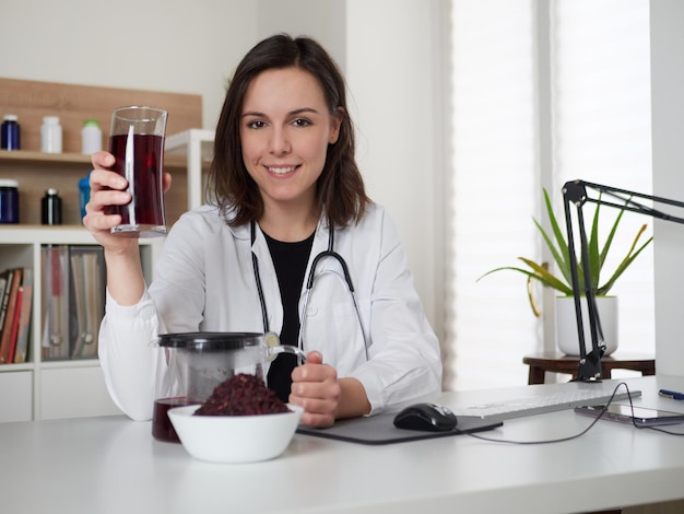 Nutricionista feminina falando sobre chá de infusão de bebida de hibisco