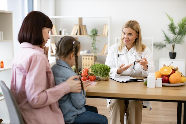 Nutricionista madura e experiente fala sobre a importância do equilíbrio hídrico