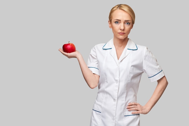 nutricionista médico conceito de estilo de vida saudável - segurando maçã vermelha orgânica