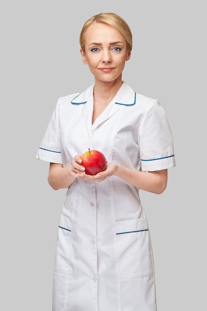 nutricionista médico conceito de estilo de vida saudável - segurando maçã vermelha orgânica