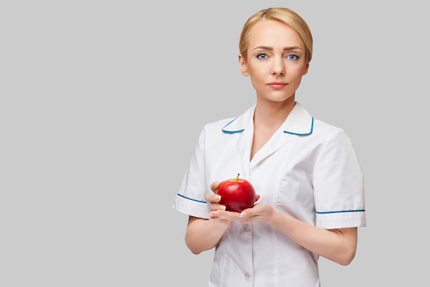 nutricionista médico conceito de estilo de vida saudável - segurando maçã vermelha orgânica