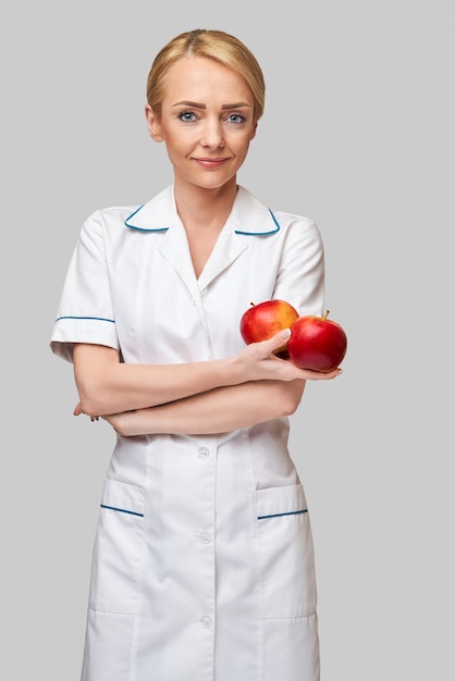 nutricionista médico conceito de estilo de vida saudável - segurando maçã vermelha orgânica