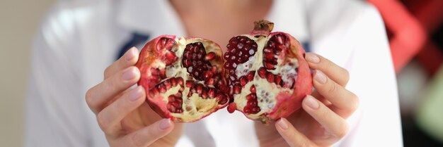 Foto la nutricionista muestra la granada como una importante fuente de vitaminas, antioxidantes y