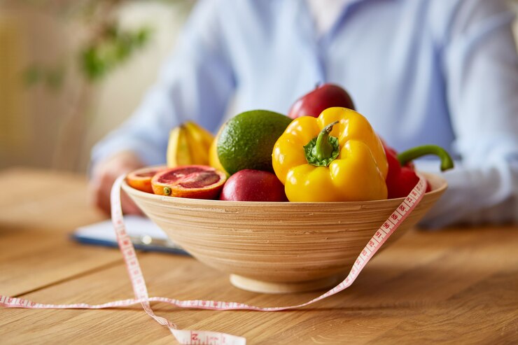 Foto nutricionista, nutricionista escrevendo um plano de dieta, com vegetais e frutas saudáveis, saúde e conceito de dieta. nutricionista feminina com frutas trabalhando em sua mesa.