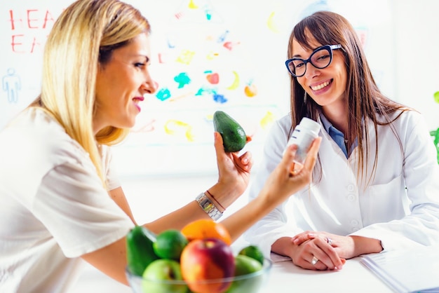 Nutricionista con paciente femenino