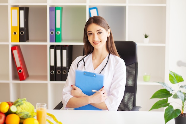 Nutricionista sonriente en su oficina