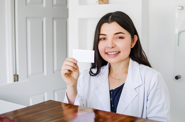 Nutricionista sorridente em seu escritório