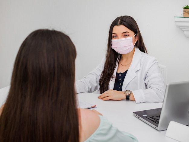 Nutricionista sorridente em seu escritório