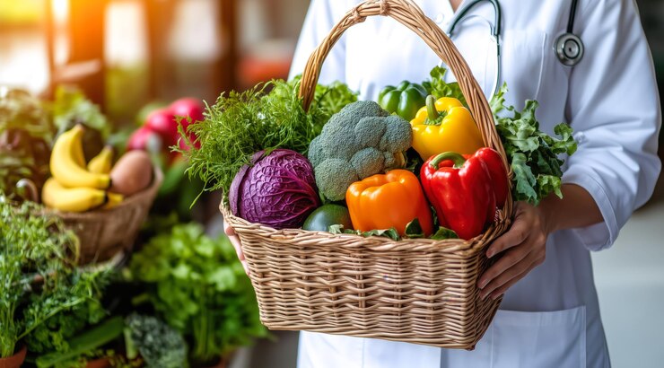 Un nutricionista sostiene frutas y verduras en sus manos IA generativa