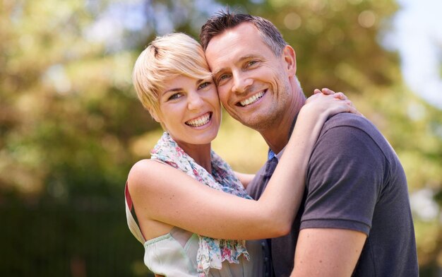 Nutriendo nuestro amor Toma de una pareja madura abrazándose al aire libre