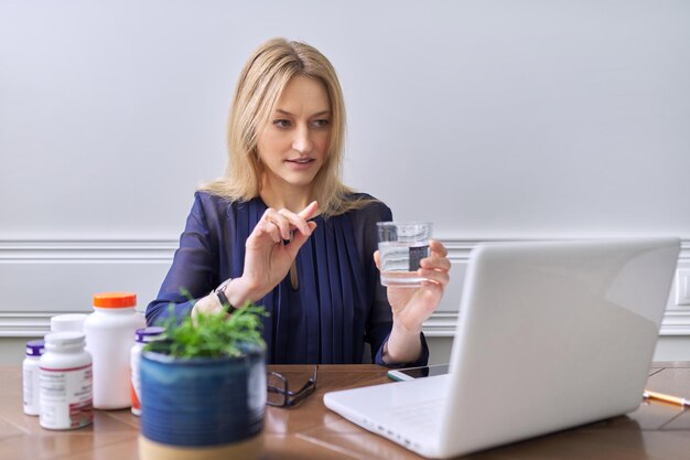 Nutriología nutricionista femenina consultando en línea mirando la pantalla del portátil hablando con el paciente