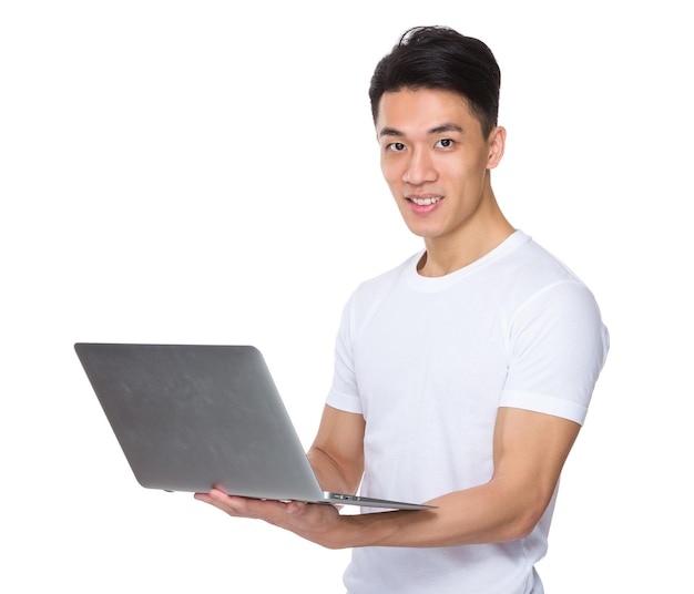 Nutzung des Laptops durch den jungen Mann