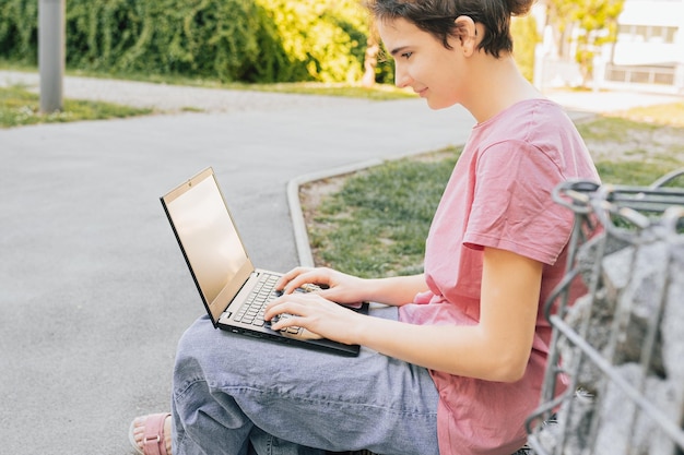 Nutzung moderner Technologien und Gadgets durch Teenager