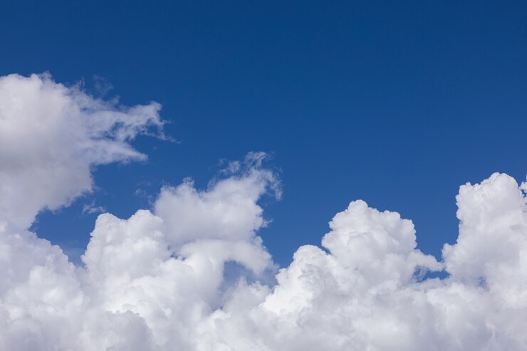 Nuvem branca com fundo de céu azul.