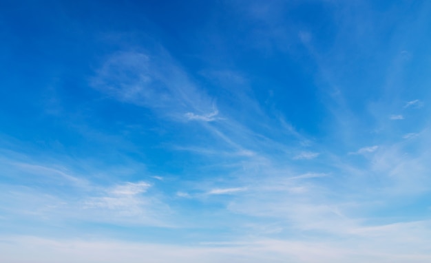 Nuvem branca com fundo de céu azul