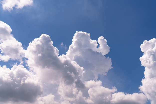 Nuvem branca e fundo de céu azul