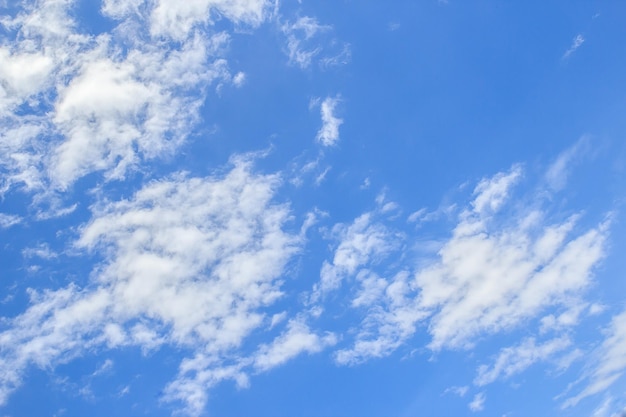 Nuvem branca e fundo de céu azul