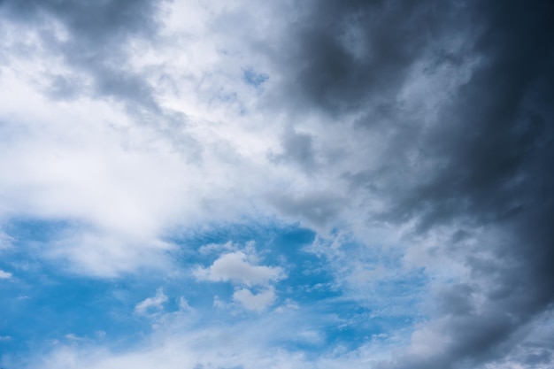 Nuvem branca e nuvem de tempestade no céu azul à luz do dia