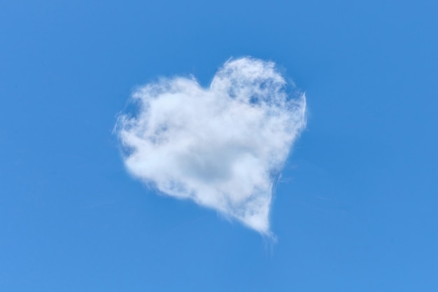 Foto nuvem branca em forma de um coração contra um céu azul.