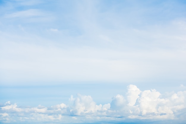 Nuvem branca no céu azul