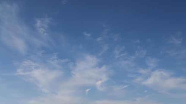 nuvem branca no céu azul