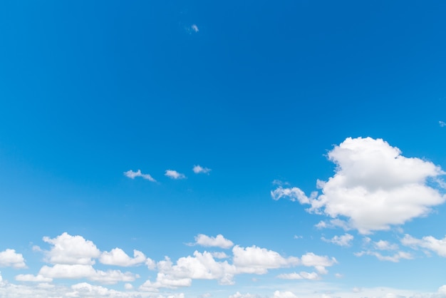 Nuvem branca no céu azul