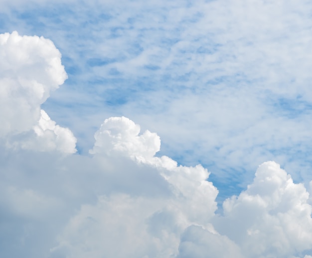 Nuvem branca no céu azul