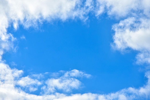 Nuvem branca no fundo do céu brilhante copie o espaço