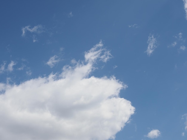 Nuvem branca sobre fundo de céu azul