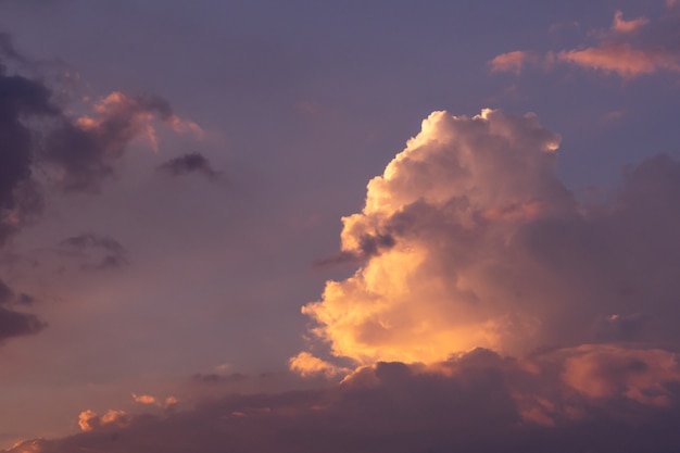 Nuvem crepuscular colorida com espaço de cópia