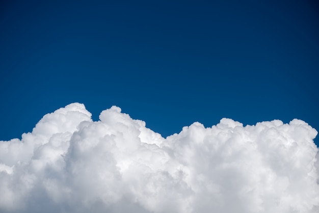 Nuvem cumulus closeup com céu azul