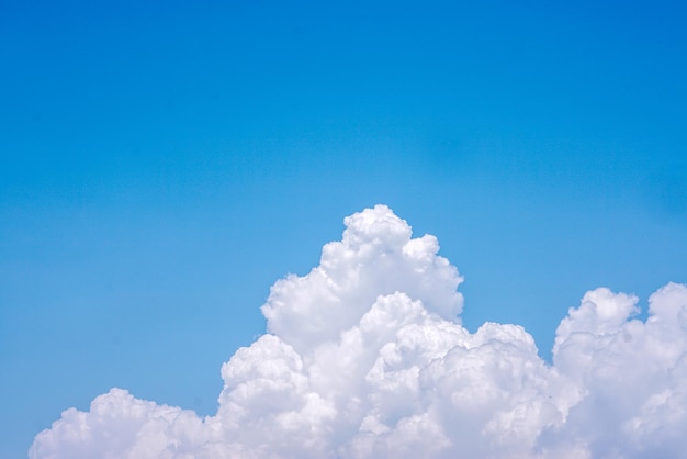 Nuvem de algodão branco e espaço do céu azul brilhante.