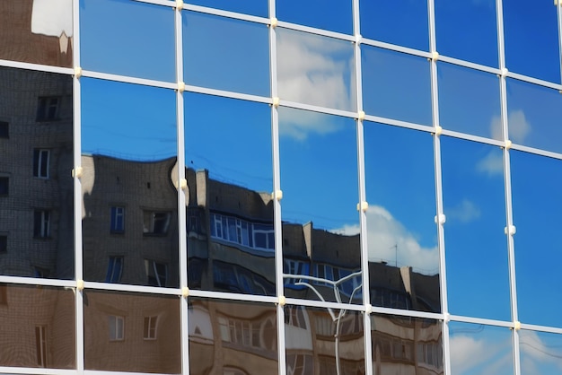 Nuvem de céu de reflexão de edifício de escritórios de vidro