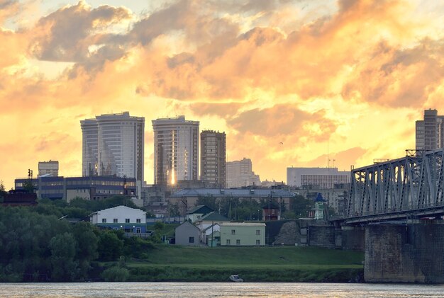 Foto nuvem de fogo sobre novosibirsk