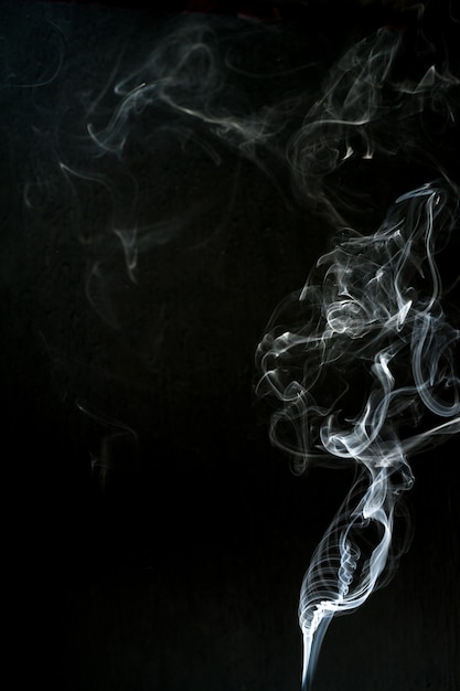 Foto nuvem de fumaça com fundo preto. textura de névoa