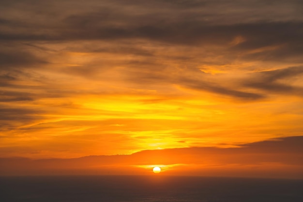 Nuvem de fundo verão Nuvem verão Nuvem de céu cinematográfico Céu natural bonito e cinematográfico fundo de textura do pôr do sol