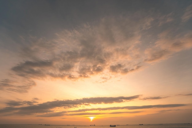 Nuvem de fundo verão Nuvem verão Nuvem de céu cinematográfico Céu natural bonito e cinematográfico fundo de textura do pôr do sol